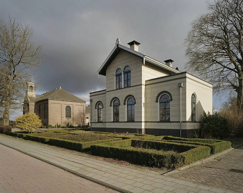 Bovensmilde: Overzicht pastorie en kerk - Bovensmilde - 20342125 - RCE