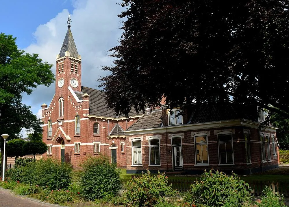 Harkema: De Harkema, grifformearde tsjerke mei de eardere pastory, letter kosterswente