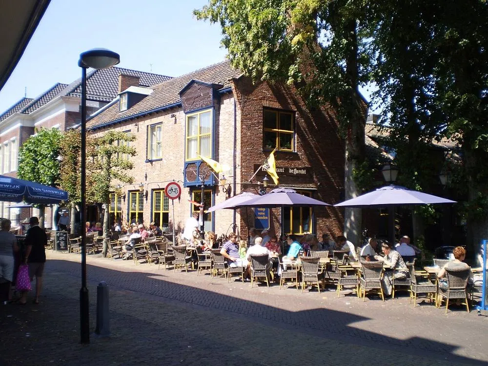 Putten: Buorren Putten by de tsjerke 1